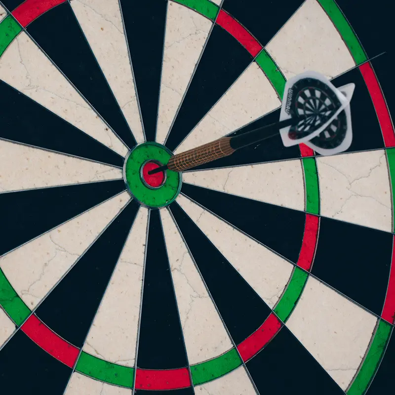 Dartscheibe mit Pfeil in der Mitte