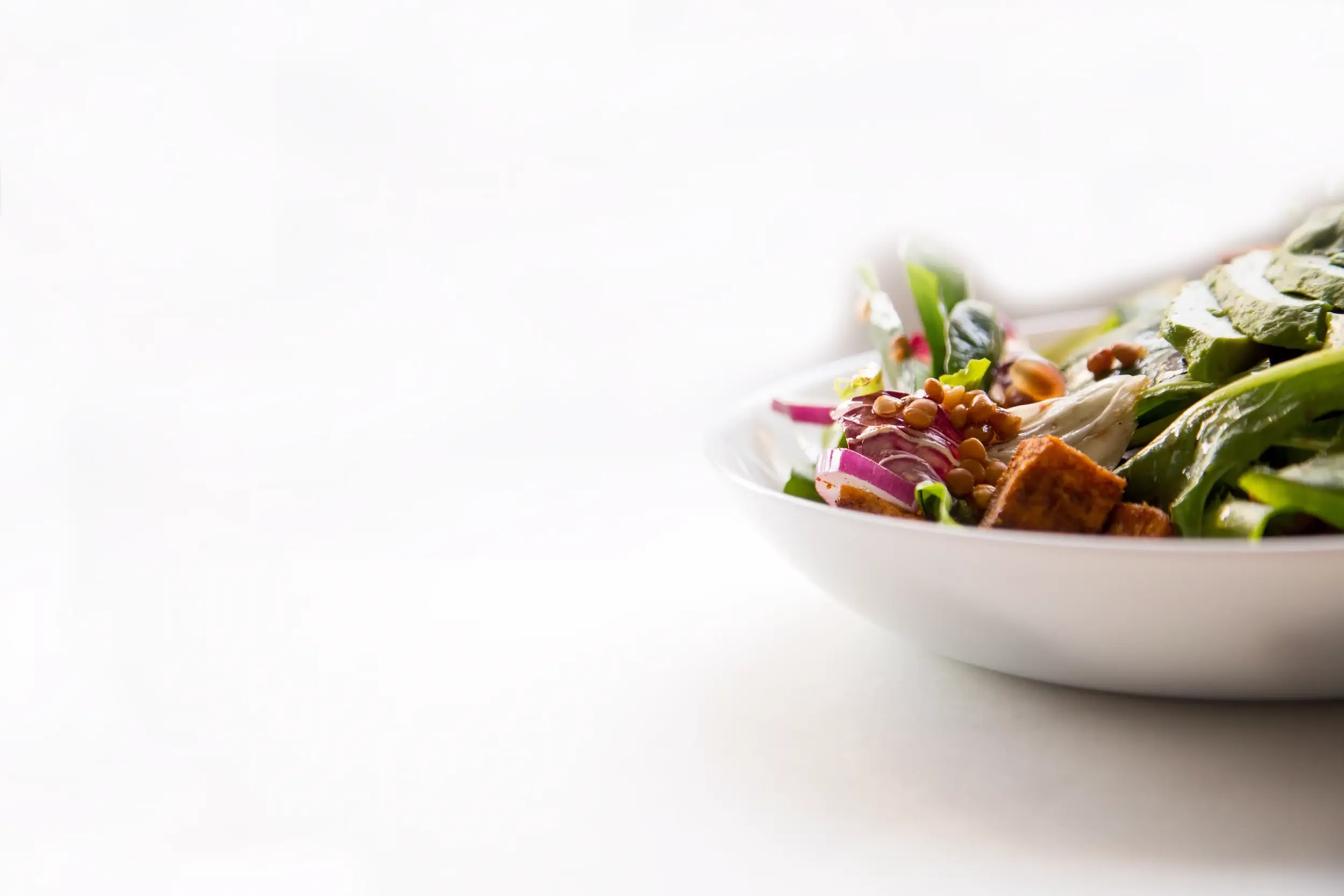 Schale mit Salat, Nüssen und Avocados